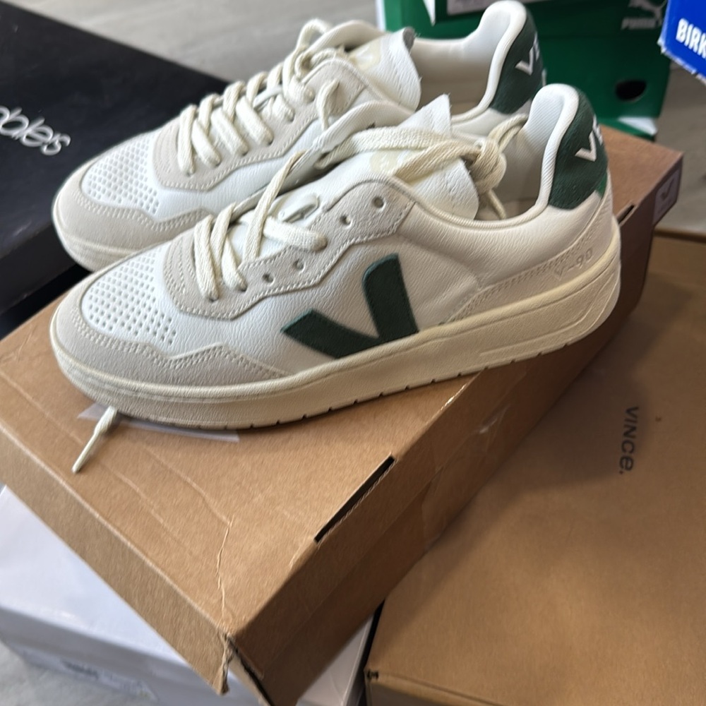 VEJA V-90 trainer in white/green - Picture 3 of 10